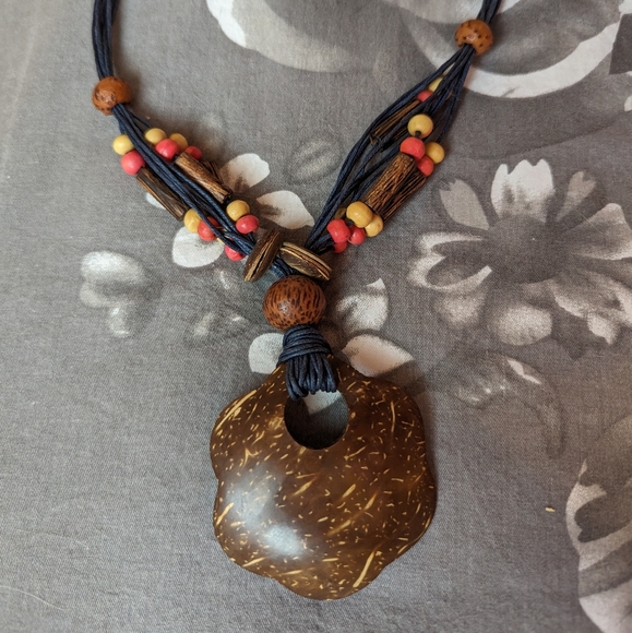 🌟3/$20🌟Coconut Necklace - Picture 2 of 5